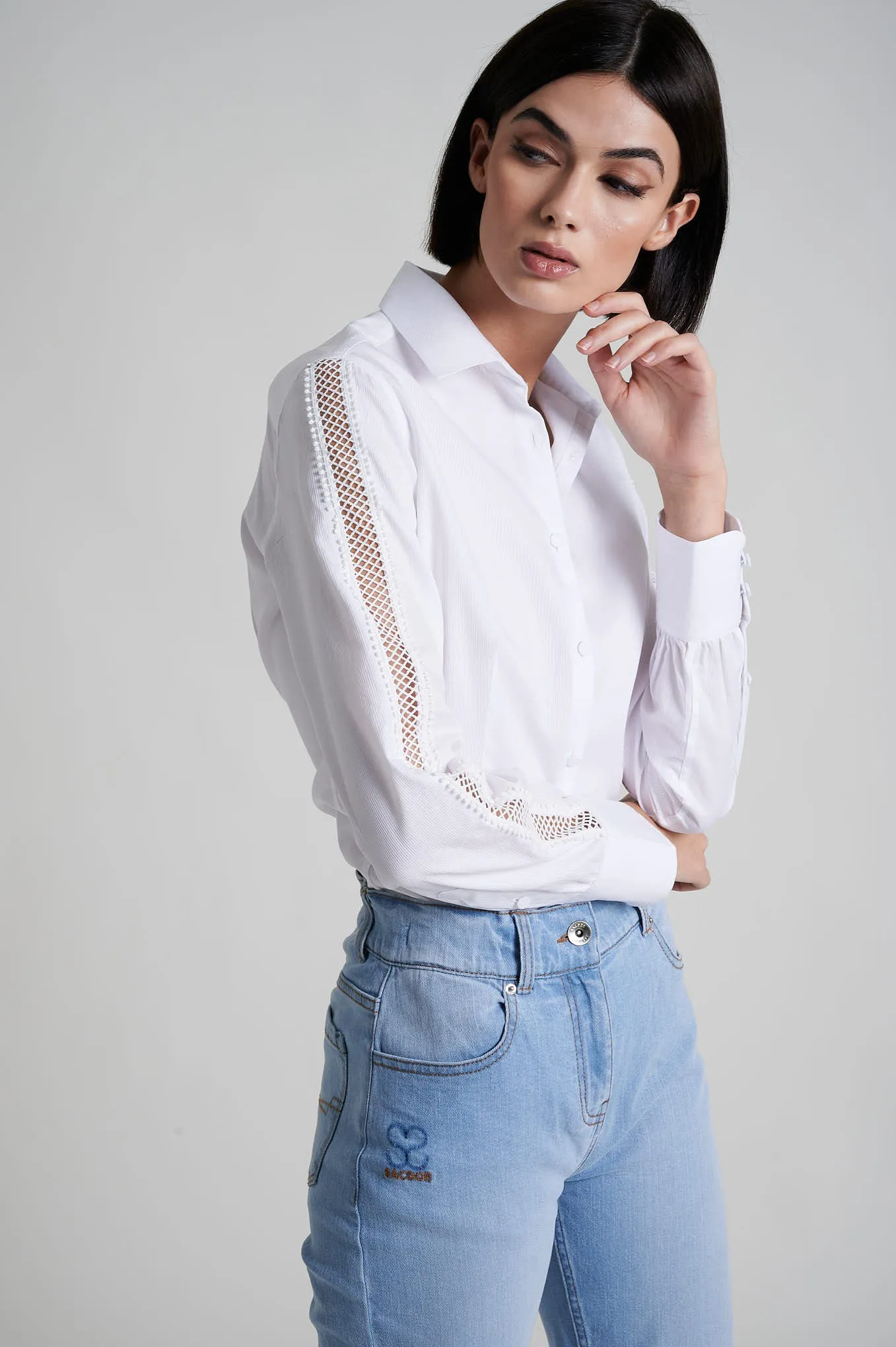 100% cotton shirt with inserted lace at sleeves