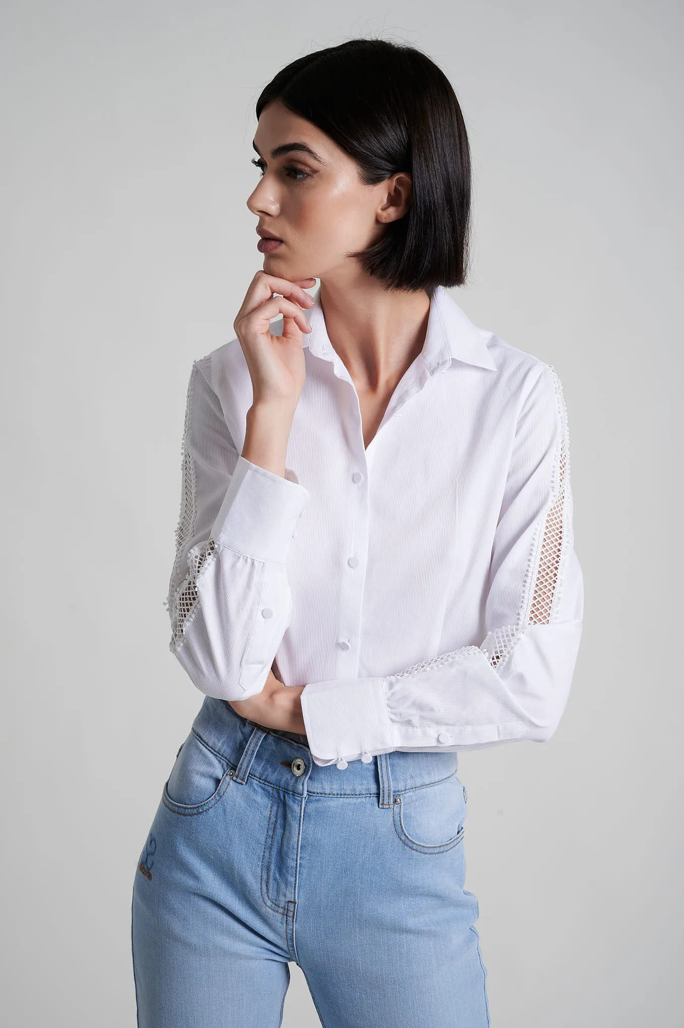100% cotton shirt with inserted lace at sleeves