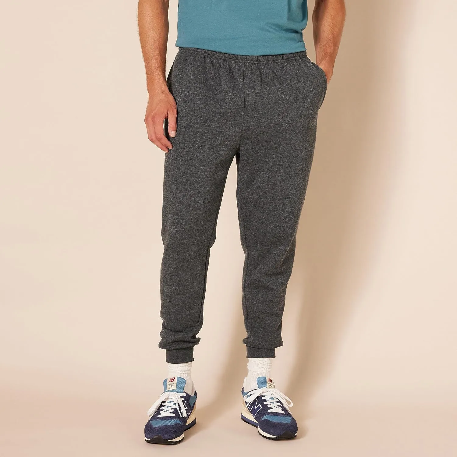Amazon Essentials Men's Relaxed Joggers Sweatpants, Fleece, Comfortable Fit