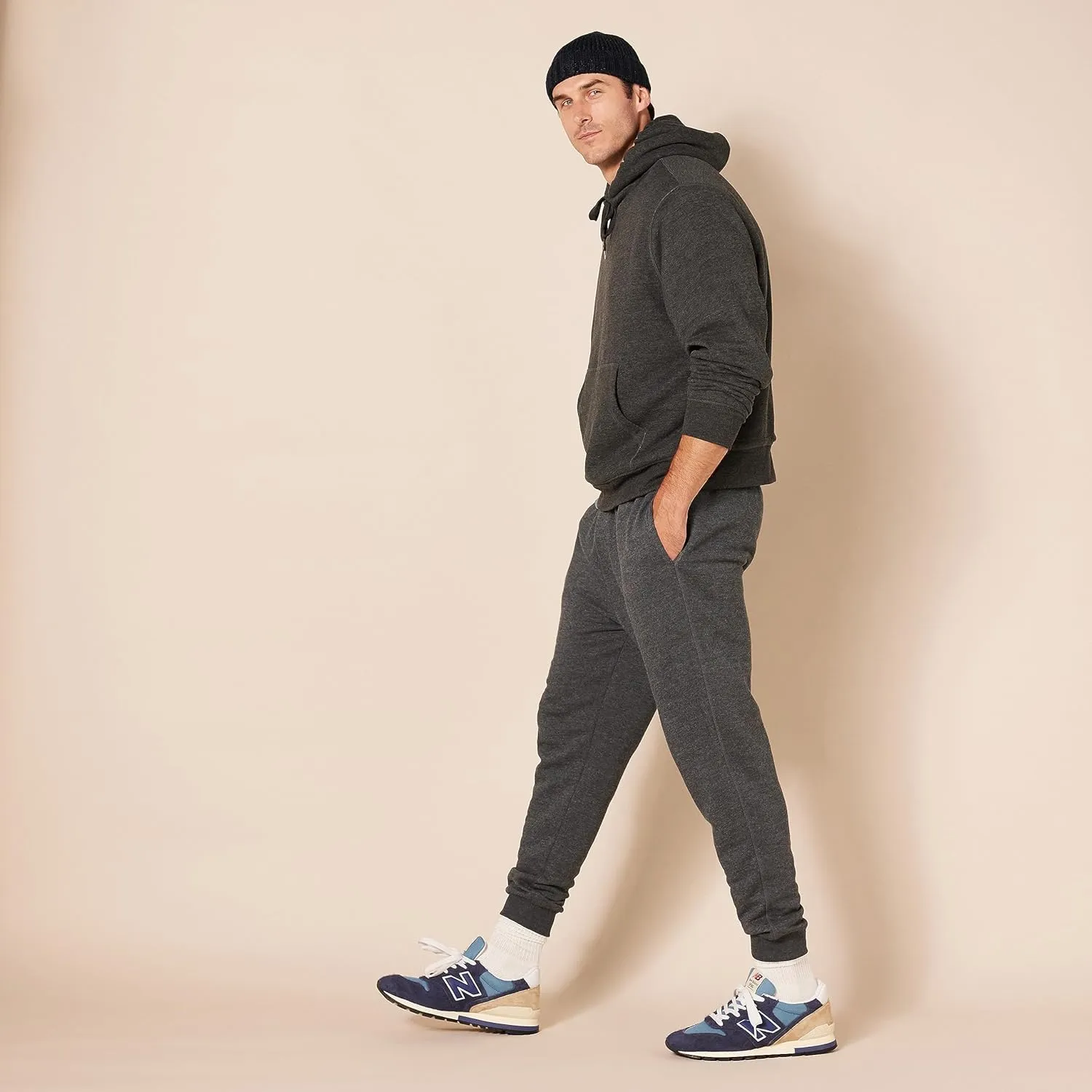 Amazon Essentials Men's Relaxed Joggers Sweatpants, Fleece, Comfortable Fit